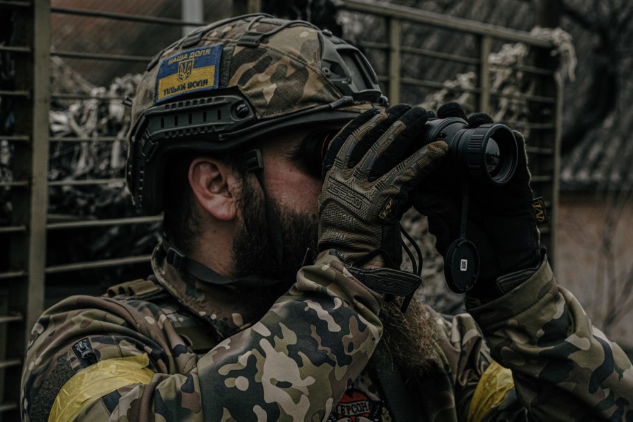 Ukraiński żołnierz w obwodzie chersońskim na zdjęciu z 26 listopada /Vladyslav Karpovych /PAP