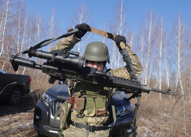 Ukraiński żołnierz w okolicach Kijowa /STR /PAP/EPA