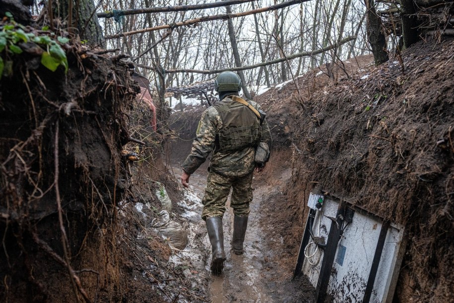 Ukraiński żołnierz w okopie w obwodzie donieckim /	AA/ABACA /PAP/Abaca