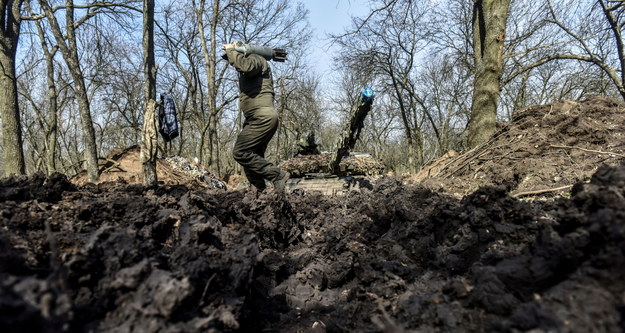 Ukraiński żołnierz w pobliżu Bachmutu w obwodzie donieckim /OLEG PETRASYUK /PAP/EPA