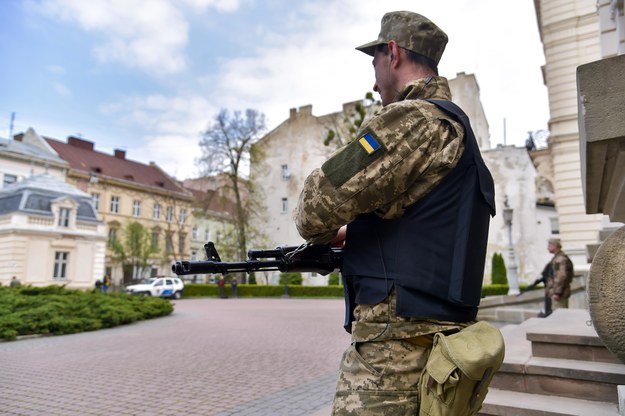 Ukraiński żołnierz w pobliżu wejścia do pałacu Potockich, filii Lwowskiej Narodowej Galerii Sztuki /Vitaliy Hrabar /PAP