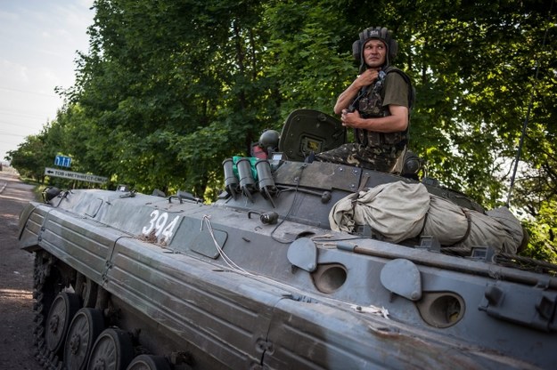 Ukraiński żołnierz w punkcie kontrolnym przed wjazdem do Mariupolu /ROMAN PILIPEY /PAP/EPA