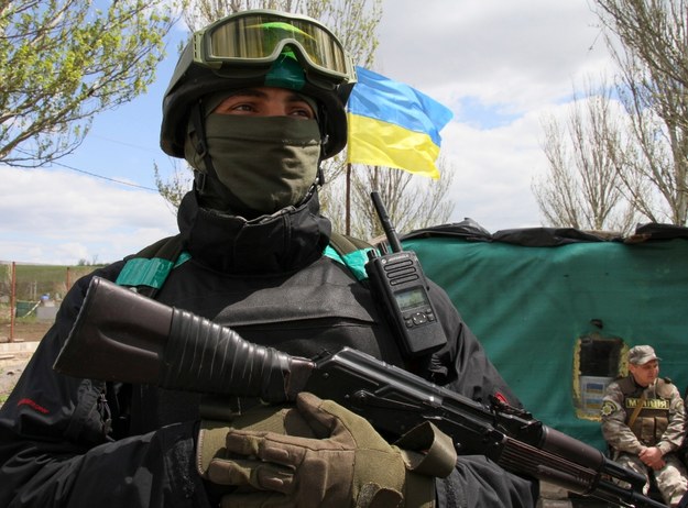 Ukraiński żołnierz w punkcie kontrolnym w pobliżu Mariupola /IRINA GORBASYOVA /PAP/EPA