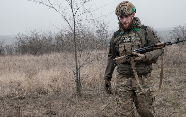 Ukraiński żołnierz w rejonie Bachmutu w obwodzie donieckim na zdjęciu z 17 marca br. /Maria Senovilla /PAP/EPA
