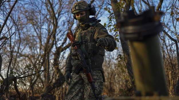 Ukraiński żołnierz walczący w obwodzie chersońskim /HANNIBAL HANSCHKE /PAP/EPA