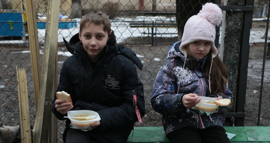 Ukraińskie dzieci po ataku rakietowym na Kijów /UKRINFORM    /East News