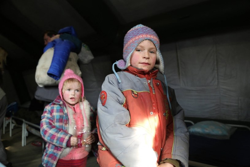 Ukraińskie dzieci uciekające przed grozą wojny /AA/ABACA/Abaca /Newspix