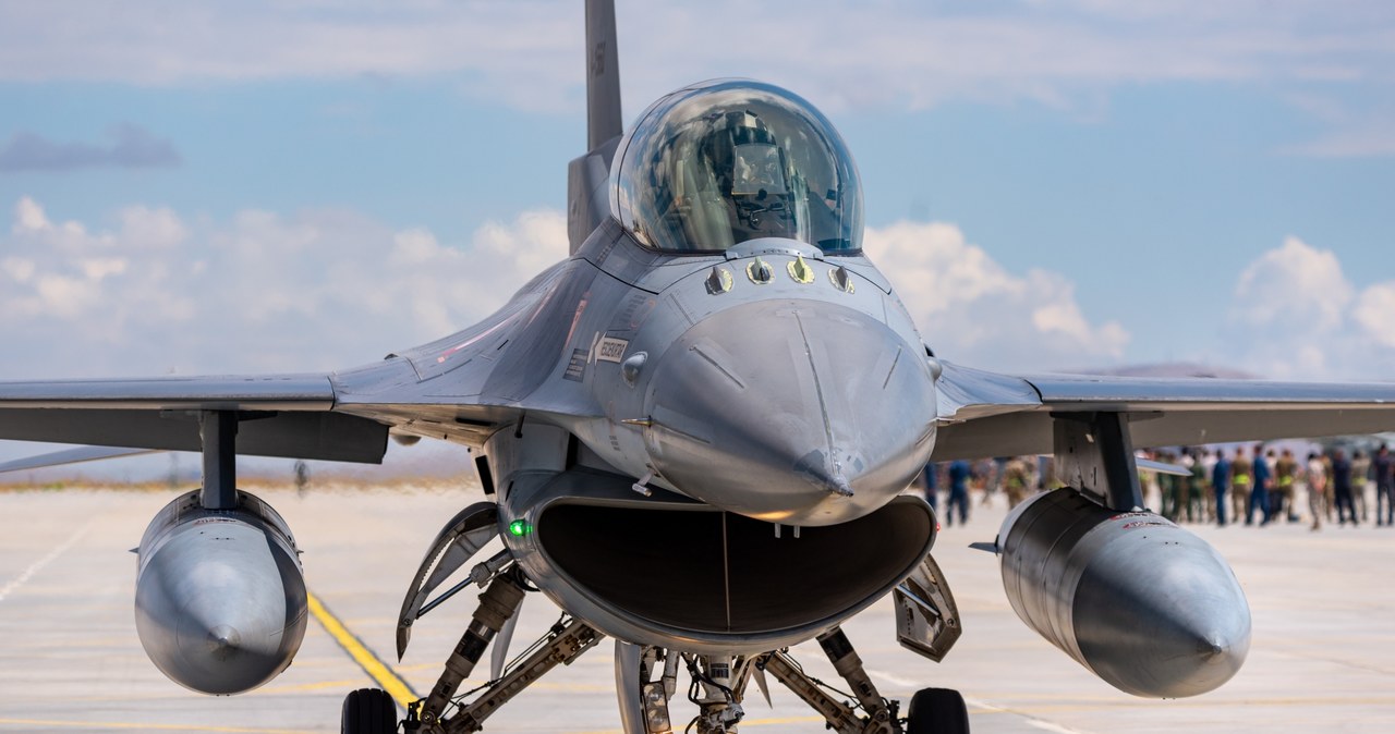 Ukraińskie F-16 będą operować z lotnisk NATO? /123RF/PICSEL