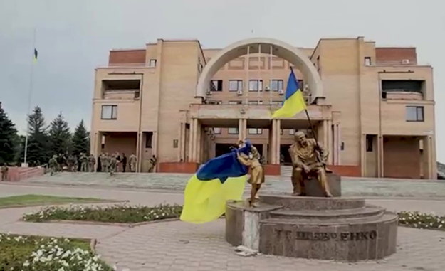 Ukraińskie flagi w centrum Bałakliji w obwodzie charkowskim /UKRAINE DEFENSE MINISTRY / HANDOUT /PAP/EPA