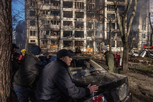 Ukraińskie Ministerstwo ds. Sytuacji Nadzwyczajnych poinformowało, że pociski, które trafiły w budynki mieszkalne w Kijowie w nocy z poniedziałku na wtorek, wywołały pożary w wielopiętrowym bloku i domu prywatnym /ROMAN PILIPEY /PAP/EPA