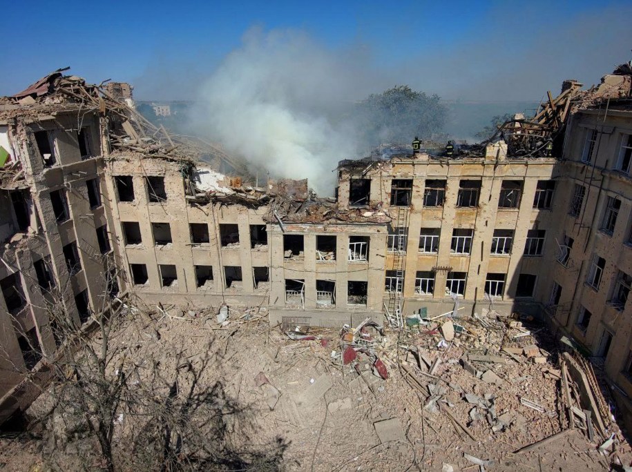 Ukraińskie Siły Powietrzne podały, że rosyjskie wojska użyły 477 dronów typu Shahed oraz 60 rakiet w nocnym ataku /ДСНС України /