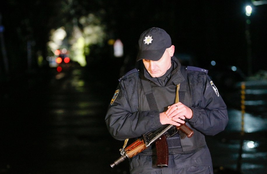 Ukraińskie służby na miejscu zabójstwa znanej lekarki i wolontariuszki czeczeńskiego pochodzenia Aminy Okujewej. Wraz z nią ranny został jej mąż Adam Osmajew, oskarżany przez Rosję o planowanie w 2012 roku zabójstwa Władimira Putina /SERGEY DOLZHENKO /PAP/EPA