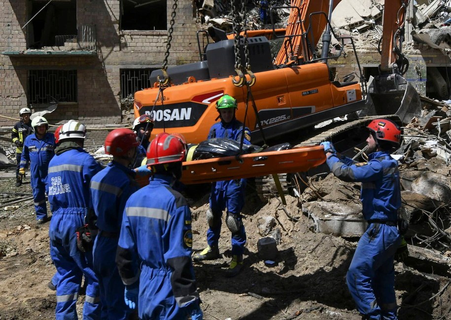 Ukraińskie służby w akcji po ataku rosyjskich dronów na budynek mieszkalny w Kijowie na zdjęciu z 23 czerwca (ilustracja) /MAXYM MARUSENKO /PAP/EPA