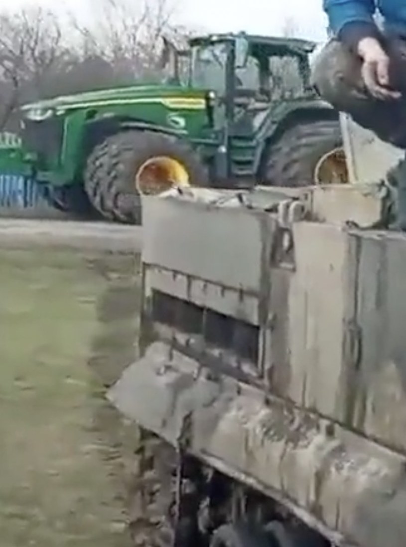 Ukraińskie traktory znakomicie sobie radzą z ciągnięciem rosyjskich wozów pancernych /Twitter