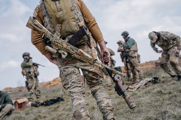 Ukraińskie wojsko prowadzi szkolenie piechoty na poligonie w Donbasie /Vladyslav Karpovych /PAP