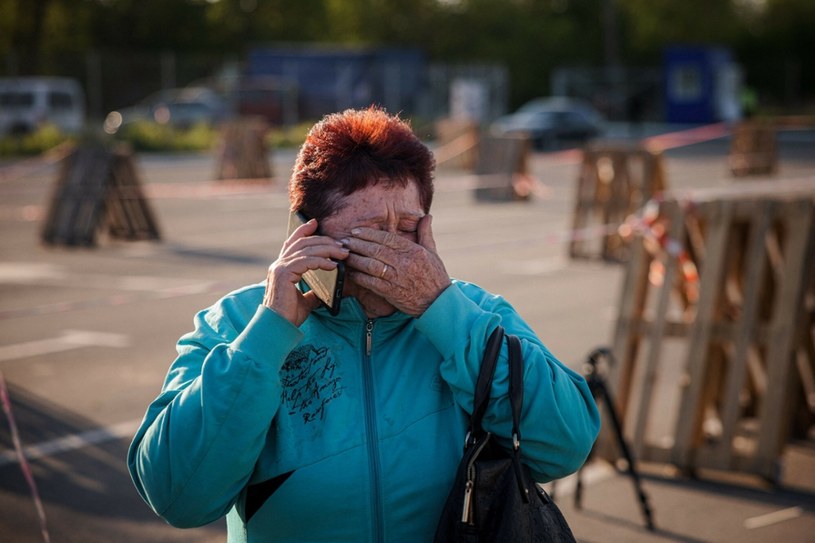 Українка в Запоріжжі під час розмови з рідними /DIMITAR DILKOFF/AFP /East News