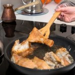 Ukrój i połóż na patelni. Zapach smażonej ryby szybko zniknie