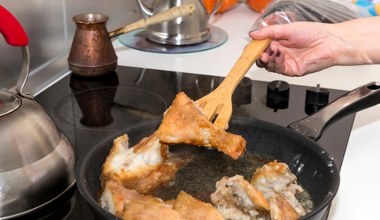 Ukrój i połóż na patelni. Zapach smażonej ryby szybko zniknie