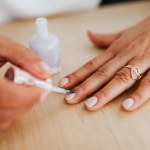 Ukryj przebarwienia po ciemnym lakierze domowym trikiem