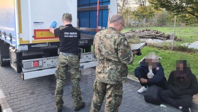 Ukryli się w naczepie z folią spożywczą. Wpadli podczas postoju