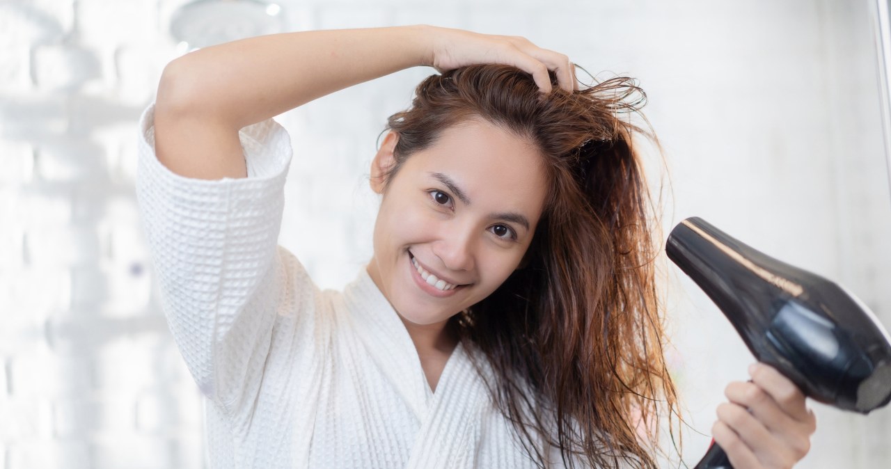 Ukryta moc zimnego nawiewu w suszarce sprawia, że włosy wyglądają jak po salonowej stylizacji /123RF/PICSEL