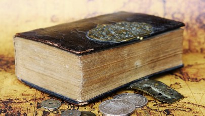 Ukryte były pod zerwaną podłogą. Znalazł je mieszkaniec Szczecina 