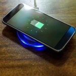 prąd Ukryty koszt wygody. Ile marnujemy prądu, ładując bezprzewodowo smartfona?