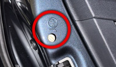 Ukryty przełącznik w drzwiach auta. Któregoś dnia może uratować życie
