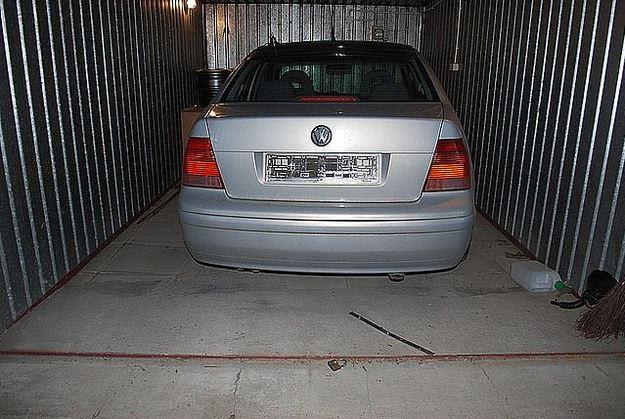 Ukryty w jednym z garaży na terenie Mielca volkswagen bora /PAP