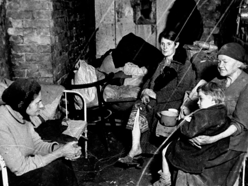 Ukrywający się w piwnicy cywile, Śródmieście Północne, 19 sierpnia 1944 r. / Joachim Joachimczyk „Joachim” /Muzeum Powstania Warszawskiego