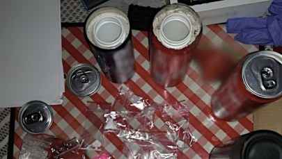 Ukrywali narkotyki w puszkach po napojach. Zatrzymania CBŚP