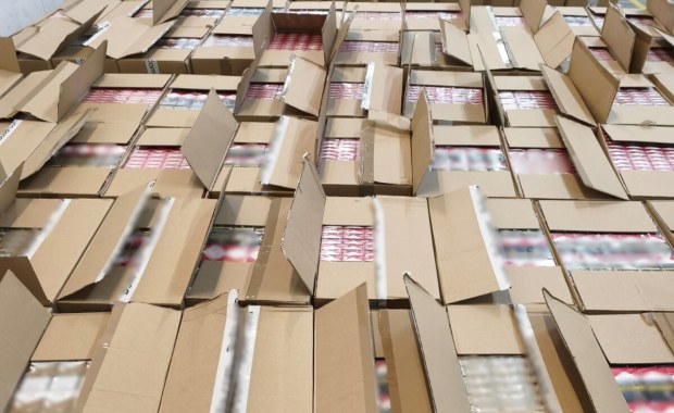 Ukrywali w magazynie prawie dwa mln sztuk papierosów bez akcyzy. Zostali zatrzymani