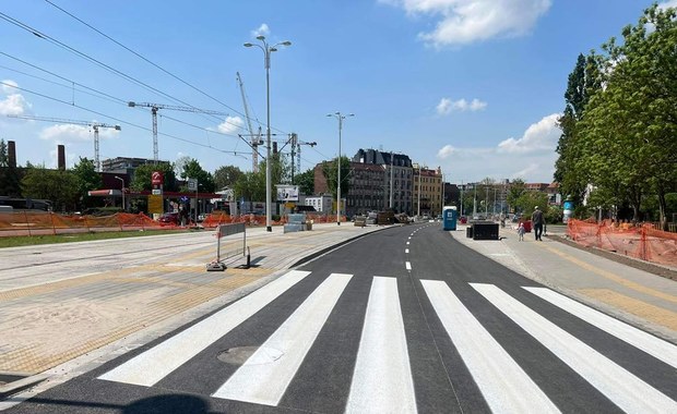 Ul. Dmowskiego we Wrocławiu: Kierowcy pojadą częścią przebudowywanej drogi
