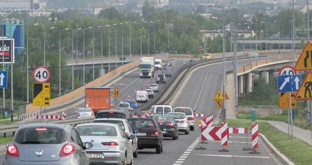 Ul. Turowicza w Krakowie została wybudowana 7 lat temu kosztem 50 mln zł. Rozpoczął się jej remont /RMF