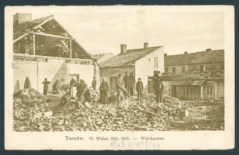Ul. Widok w Tarnowie zniszczona w czasie rosyjskich ataków na początku I wojny światowej /Biblioteka Narodowa