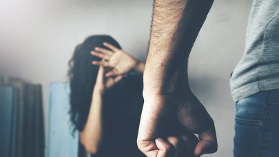 Ułaskawienie za przyduszanie. Agresor ma zabrać partnerkę do restauracji