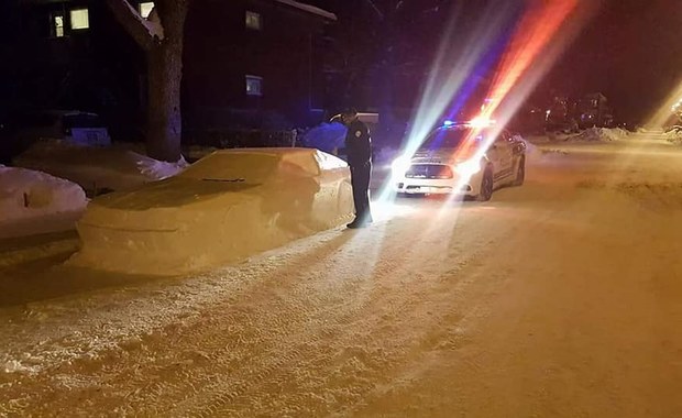 Ulepił auto ze śniegu, policja wystawiła mandat. I tu zaskoczenie!