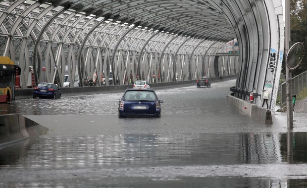 Ulewa w Warszawie. Chodniki, jezdnie i piwnice były zalane wodą