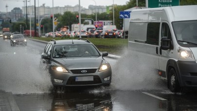 Ulewa w Warszawie: Zalane stacje metra i ulice
