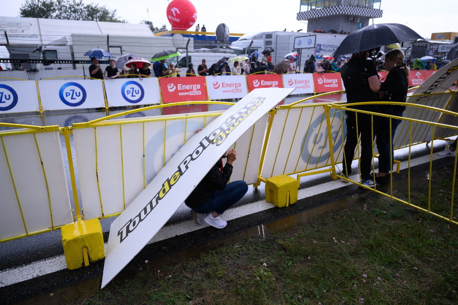 Ulewa z gradobiciem na mecie pierwszego etapu Tour de Pologne w Poznaniu /	Jakub Kaczmarczyk   /PAP