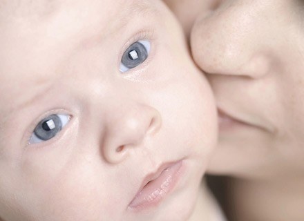 Ulewanie zdarza się wszystkim niemowlętom /ThetaXstock