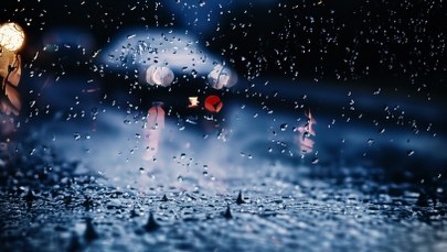 Ulewne deszcze nad Ankarą. Auta utknęły na zalanych jezdniach