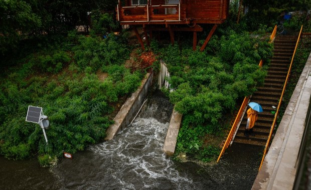 Ulewne deszcze w Pekinie. 31 tys. osób musiało się ewakuować