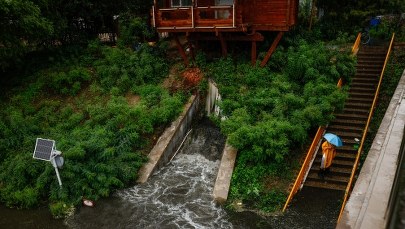 Ulewne deszcze w Pekinie. 31 tys. osób musiało się ewakuować