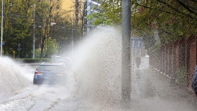 Ulewy, burze, grad, wichury. RCB i IMGW wydały ostrzeżenia