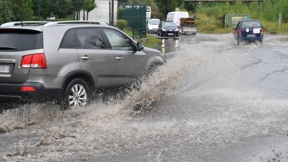 Ulewy na południu kraju. Przekroczone stany alarmowe, zamknięty most na zakopiance