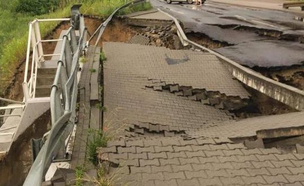 Ulewy na Pomorzu. W Gdyni woda podmyła chodnik i zniszczyła fragment jezdni