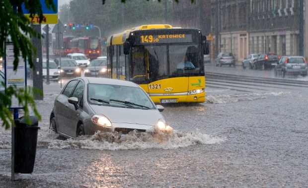 Ulewy nad Śląskiem i Zagłębiem: Pozalewane ulice, podtopione drogi 
