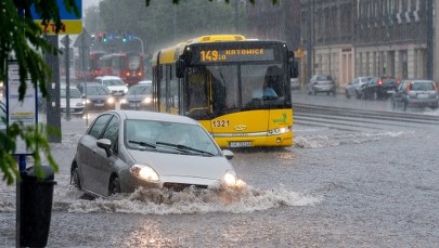 Ulewy nad Śląskiem i Zagłębiem: Pozalewane ulice, podtopione drogi 