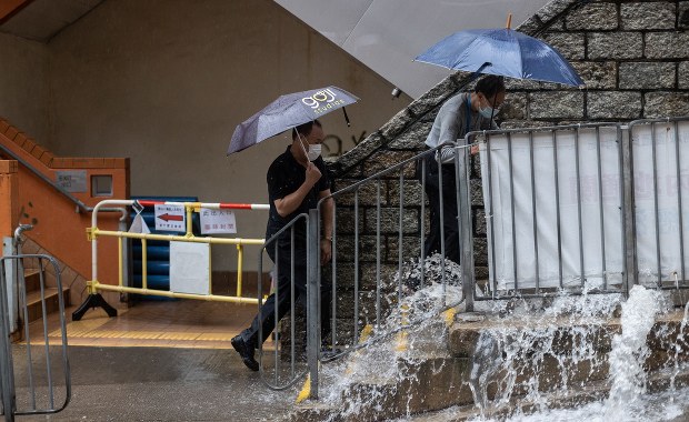 Ulewy w Hongkongu. Pracę wstrzymały szkoły, sądy i punkty szczepień